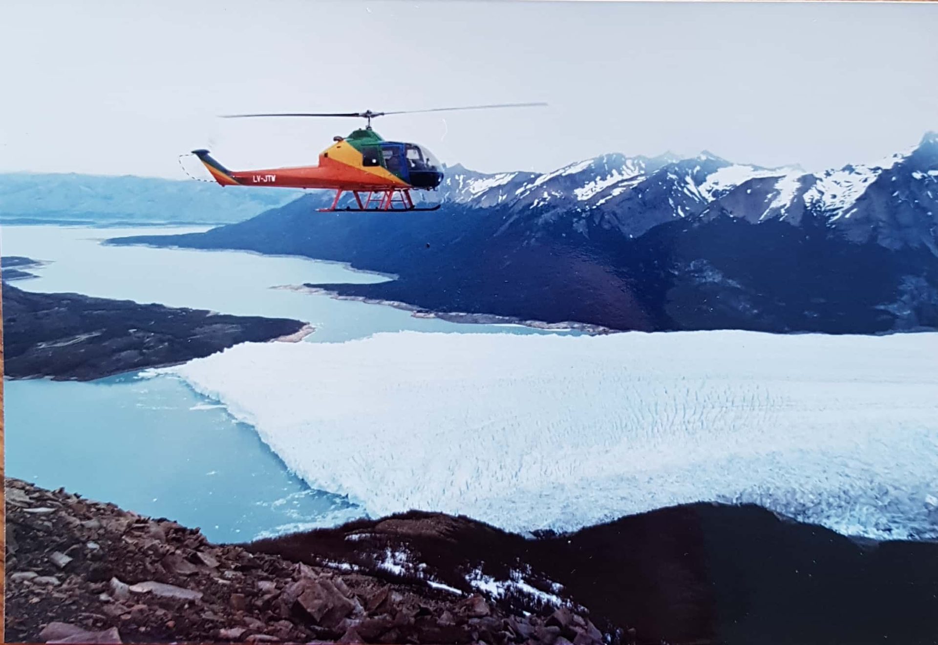 Helicóptero LV-JTW de Oscar 'Chito' sobrevolando el glaciar