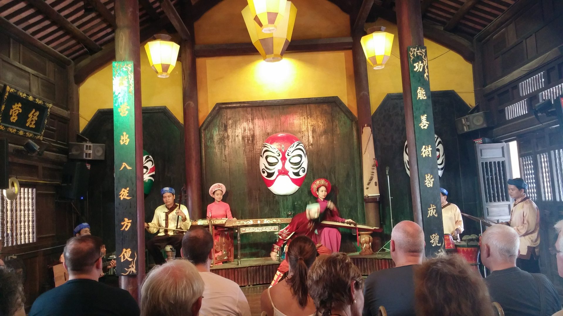 Espectáculo cultural durante un viaje grupal internacional