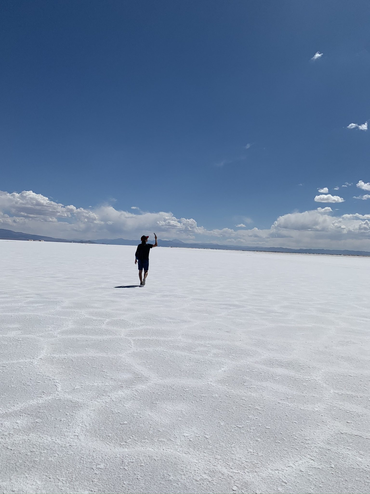 Viajero en las Salinas Grandes, Jujuy